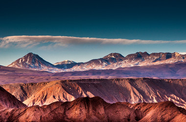 Vulkane in der Atacamawüste bei Sonnenaufgang