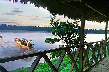 Blick von der Veranda der Ecoamazonia Lodge auf wegfahrende Boote