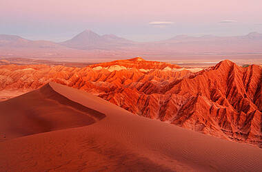 rötliche Landschaft in der Atacamawüste