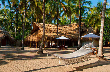 Hängematte unter Palmen im Hotel Gitana Del Mar Boutique Beach Resort, Karibikküste von Buritaca