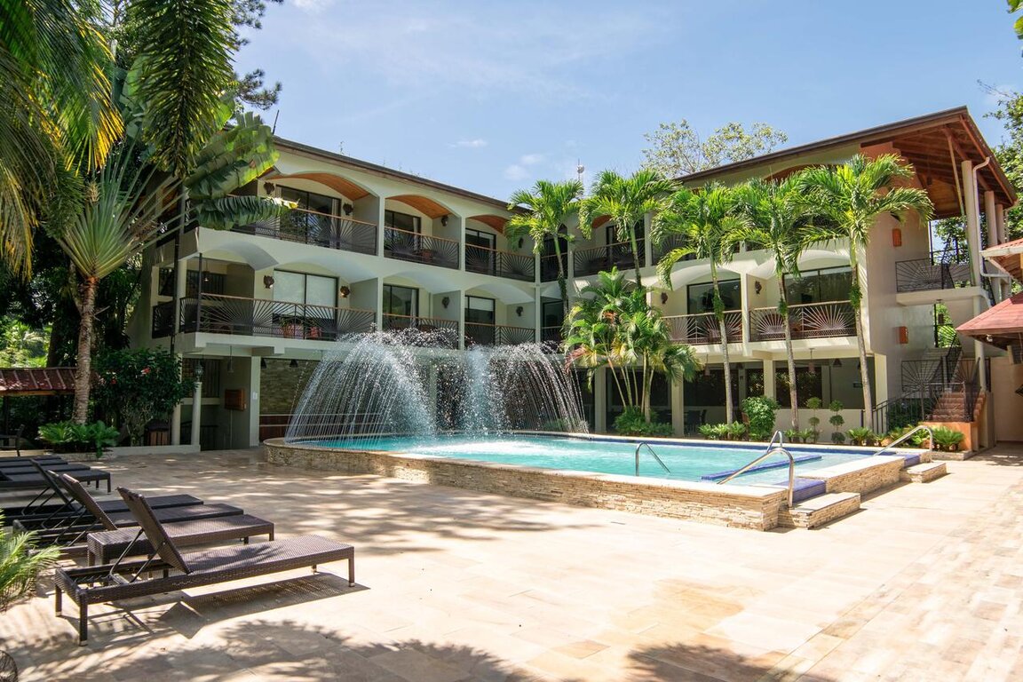 Das Bild zeigt eine Anlage des Hotel Gran Jimenoa mit Swimmingpool und umgebenden Palmen in Jarabacoa, Dominikanische Republik.