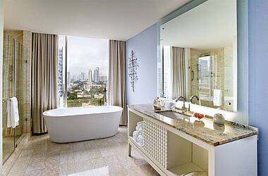 Badezimmer mit freistehender Badewanne im Boutique Hotel Grace Panama, Panama City