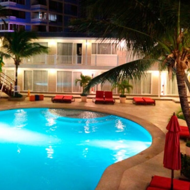 Beleuchteter Außenpool bei Nacht im Hotel Decameron Los Delfines, San Andrés