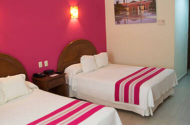 Zimmeransicht mit Doppelbetten im Hotel Adhara Hacienda Cancún
