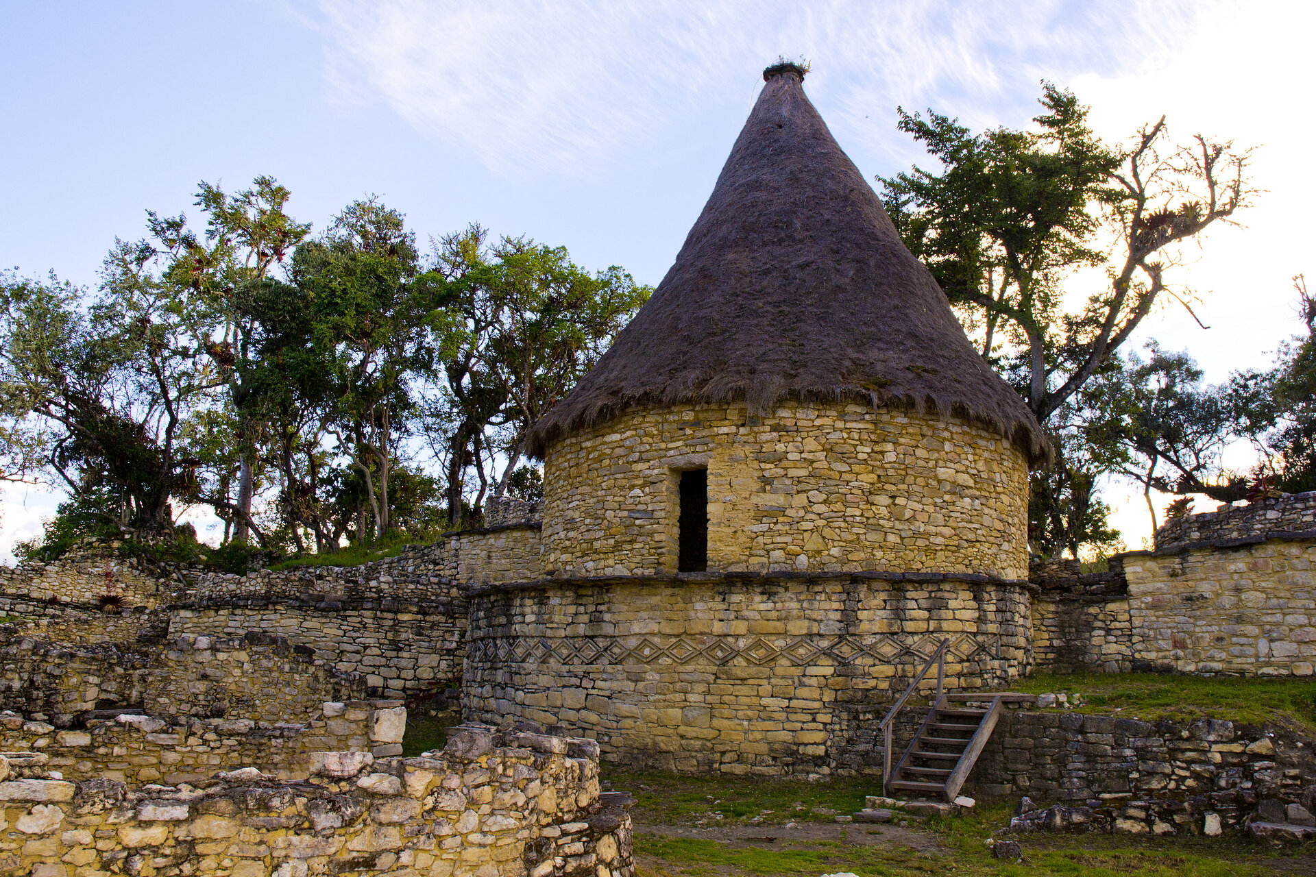 Rundhaus in der Festung Kuélap, Peru.