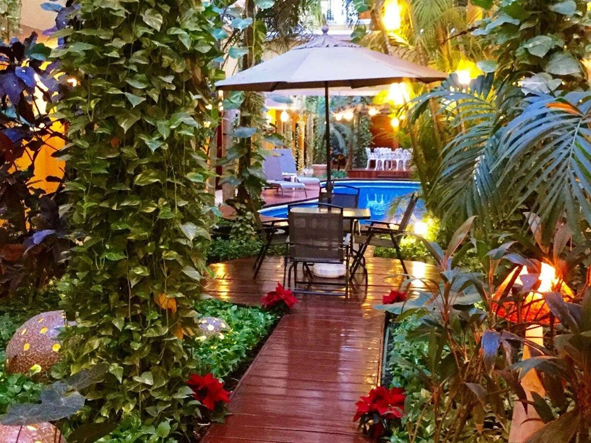 Begrünte Pool-Anlage im Hotel Las Golondrinas, Playa del Carmen