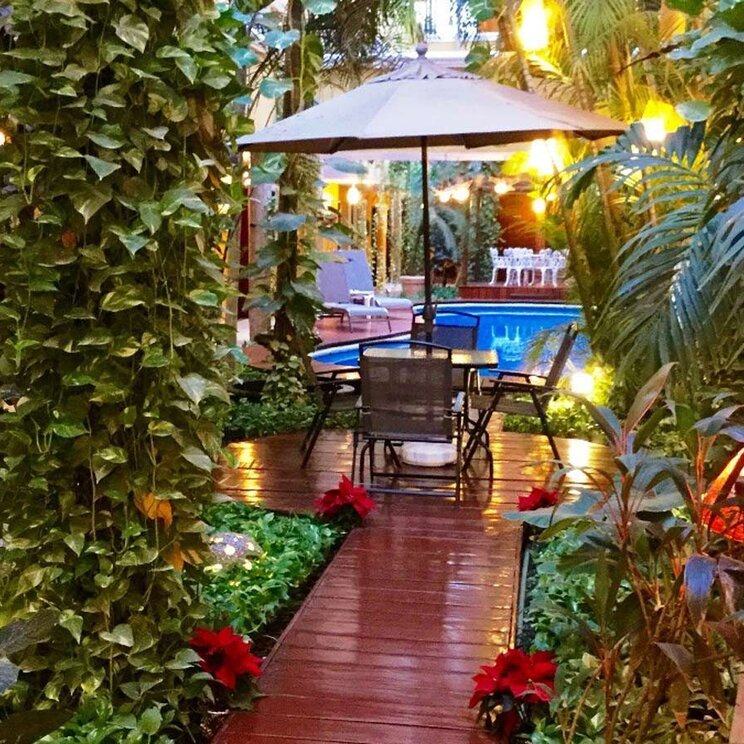 Begrünte Pool-Anlage im Hotel Las Golondrinas, Playa del Carmen