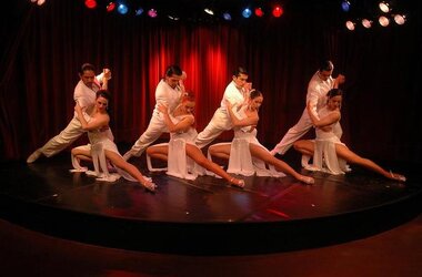 Vier Tango-Pärchen auf einer Bühne in Buenos Aires
