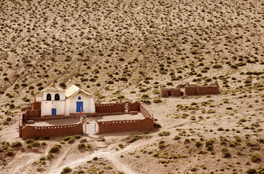 Kirche mit Mauer in der Atacama