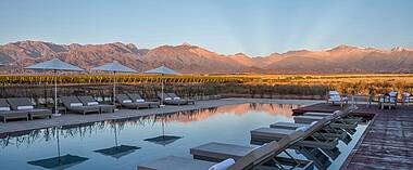 Poolanlage mit Blick in die Berge im The Wines Resort & Spa Hotel, Mendoza