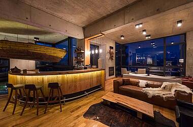 Lounge und Bar im Hotel AWA in Chile