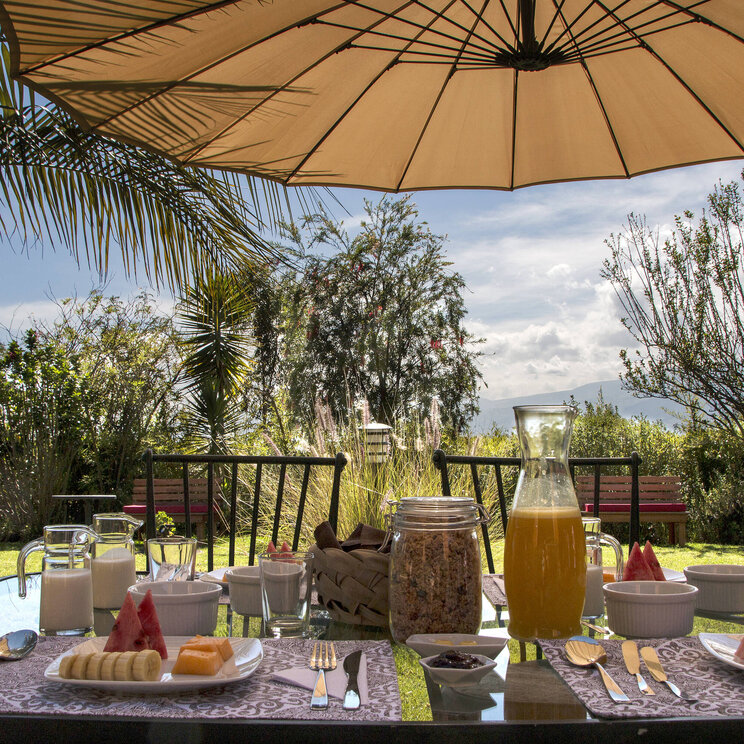 Ein Frühstück im Garten des Hotels Ilatoa Lodge