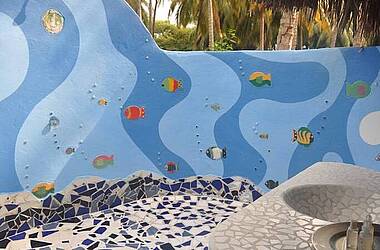 Farbenfrohe Mosaike im Hotel Playa Koralia, Karibikküste von Buritaca