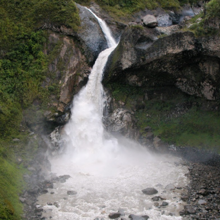 Der Agoyán-Wasserfall in der Nähe von Baños de Agua Santa in Ecuador