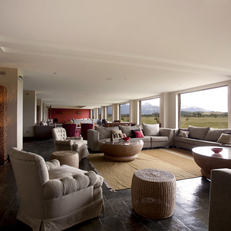 Außenansicht des Hotels Rio Serrano vor der Bergkulisse des Torres del Paine Nationalparks in Chile.