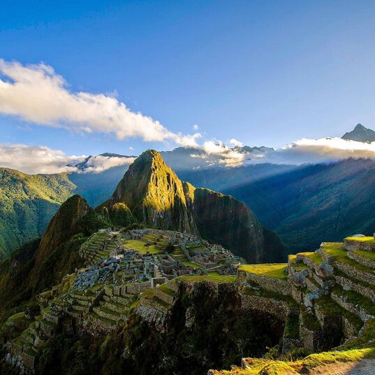 Blick auf die ruinen von Machu Picchu bei strahlender Sonnenschein