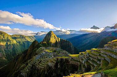 Blick auf die ruinen von Machu Picchu bei strahlender Sonnenschein