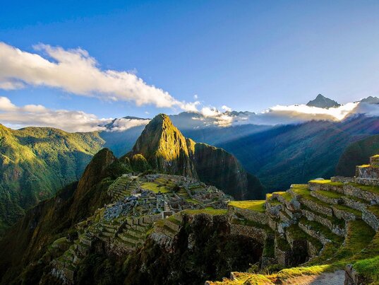 Blick auf die ruinen von Machu Picchu bei strahlender Sonnenschein