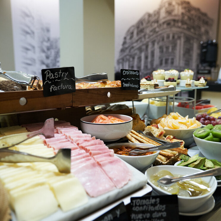 Frühstücksbuffet im Carles Hotel in Buenos Aires mit Aufschnitt, Käse, frischem Obst wie Kiwi sowie Gebäck und Medialunas.