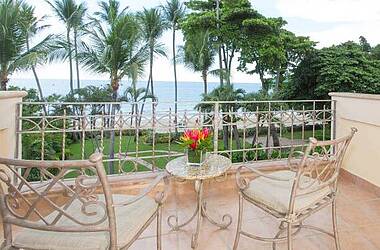 Terrasse mit Strandblick im Tamarindo Diria in Costa Rica