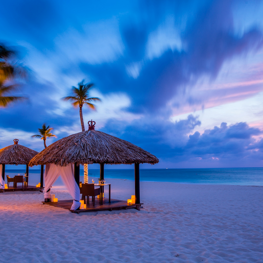 Romantische Pavillons am Sandstrand in Aruba
