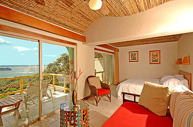 Zimmer mit Balkon und Blick auf die Küste im Si Como No Resort