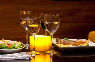 Tisch mit verschiedenen Gerichten und Weingläsern