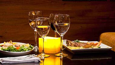 Tisch mit verschiedenen Gerichten und Weingläsern