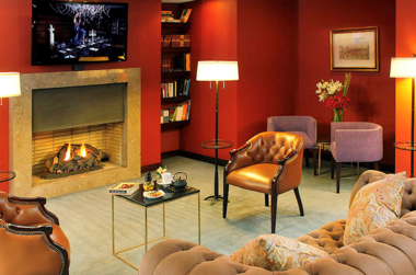 Elegante Sitzecke mit Kamin im Hotel Sofitel Bogota Victoria Regia