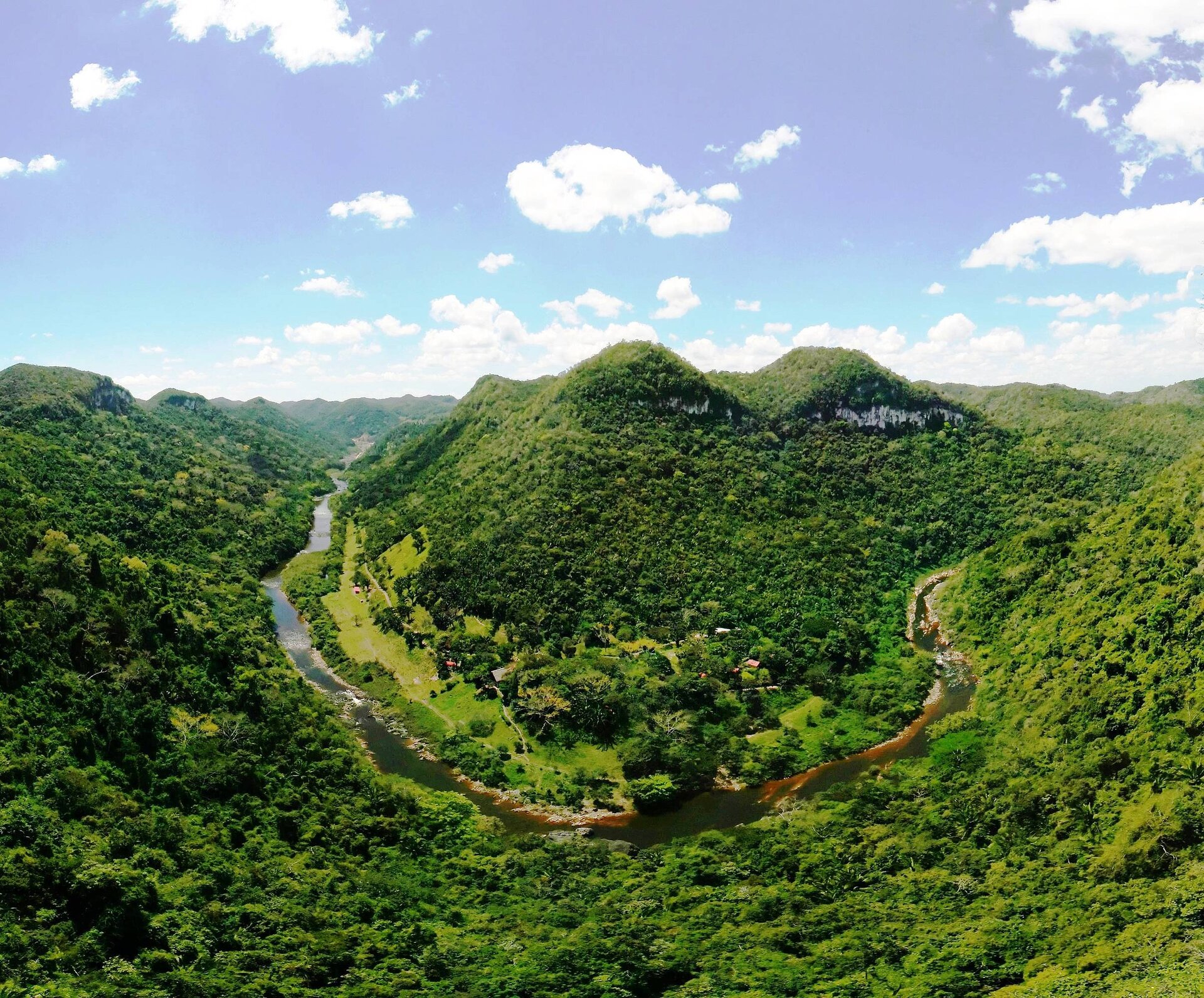 Blick auf den Macal River und die waldbewachsenen Ausläufer der Maya Mountains in Belize