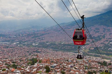 Mit dem Metrocable geht es über die Dächer Medellíns.