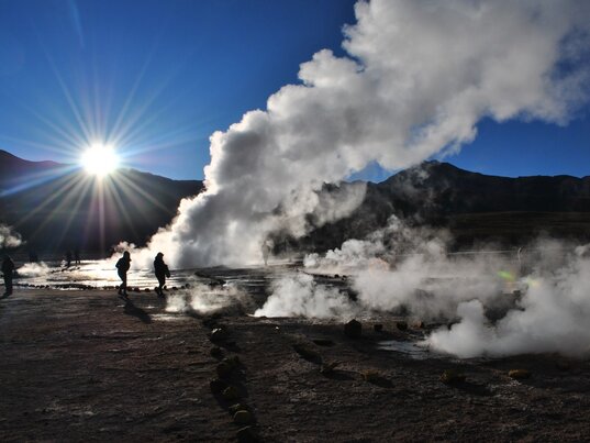 Geysire von El Tatio in der Atacama Wüste mit aufsteigendem Wasserdampf in den frühen Morgenstunden bei Sonnenaufgang.