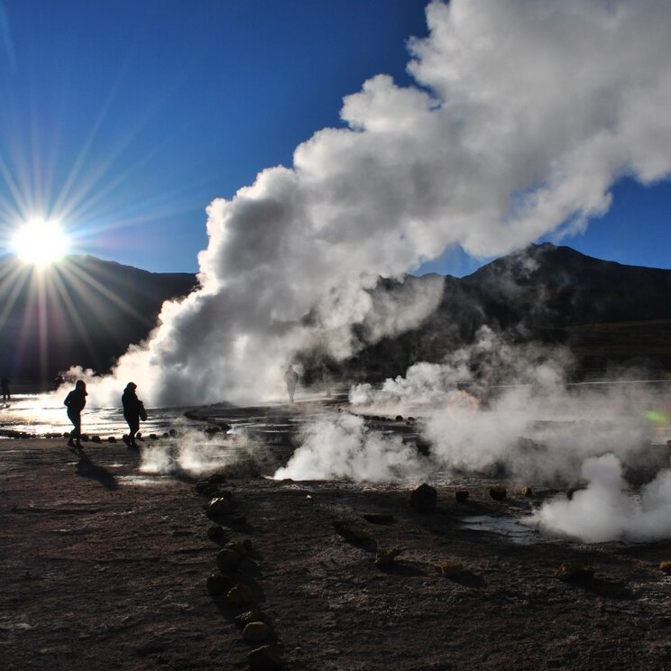 Geysire von El Tatio in der Atacama Wüste mit aufsteigendem Wasserdampf in den frühen Morgenstunden bei Sonnenaufgang.