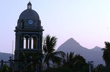 Kuppel der Kirche der Misión de Nuestra Señora de Loreto Conchó vor einem Bergmassiv