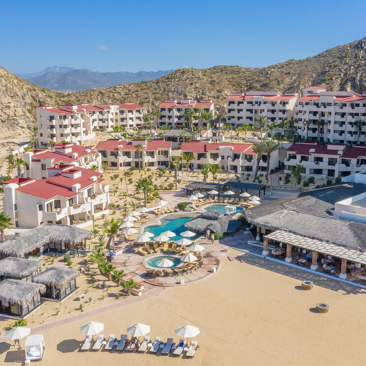 Hotelanlage des Solmar Resort mit Poolbereich am Strand von Cabo San Lucas auf der Baja California in Mexiko.