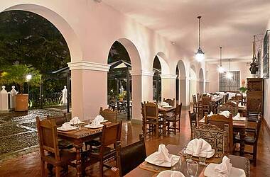 Restaurant mit Blick auf die Gartenanlage im Komfortklassehotel Dann Monasterio, Popayán