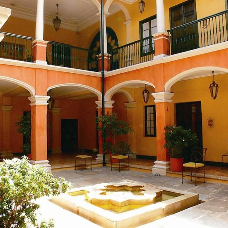 Begrüntes Atrium mit Rundbögen, Hotel de la Opera Bogotá