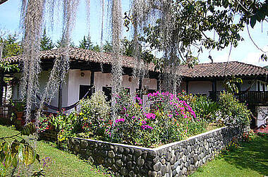 Wildromantischer Außenbereich des Hotel Anacaona, San Agustín