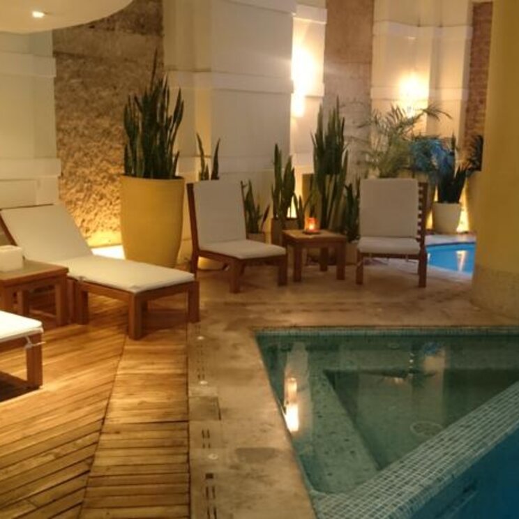 Innenpool mit Sitzgelenheiten im Hotel de la Opera, Bogotá