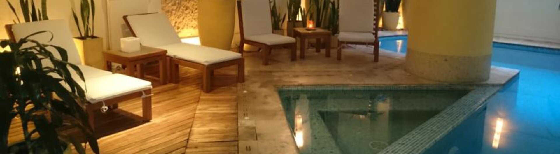Innenpool mit Sitzgelenheiten im Hotel de la Opera, Bogotá