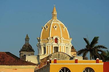 Kuppel der Kathedrale San Pedro Claver im Sonnenlicht
