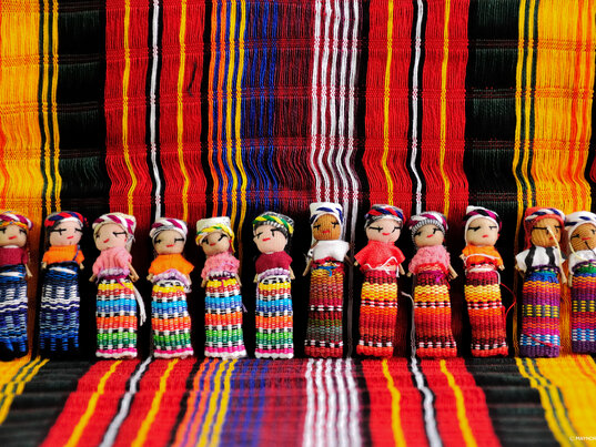 Kleine bunte Stoffpuppen aus Guatemala
