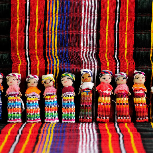 Kleine bunte Stoffpuppen aus Guatemala