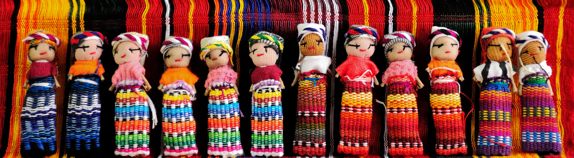 Kleine bunte Stoffpuppen aus Guatemala