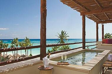 Pool mit Blick auf den KAribikstrand im Edler Speisesaal im Hotel Secrets Akumal Riviera Maya