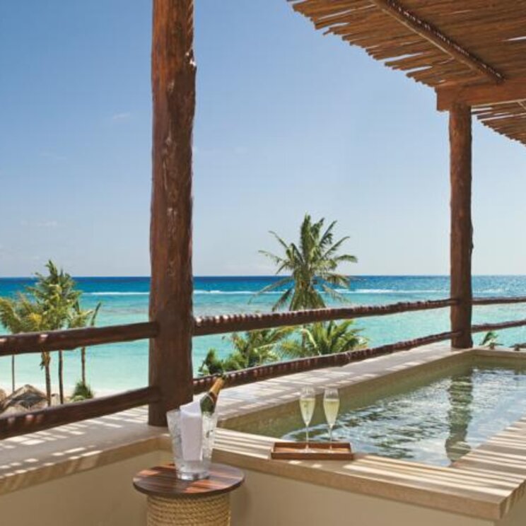 Pool mit Blick auf den KAribikstrand im Edler Speisesaal im Hotel Secrets Akumal Riviera Maya