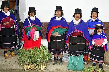 Gruppe Verkäuferinnen mit traditionell kolumbianischer Tracht