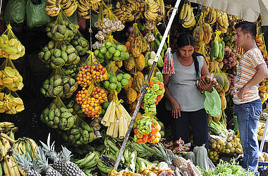 Marktstand in Kolumbien mit Bananen, Mangos und Ananas