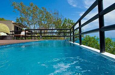 Pool-Landschaft mit Meeblick im Hotel Deep Blue auf der Isla Providencia in Kolumbien