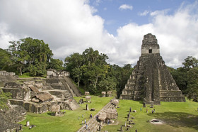 Blick auf die im Dschungel liegende archäologische Stätte Tikal in Guatemala